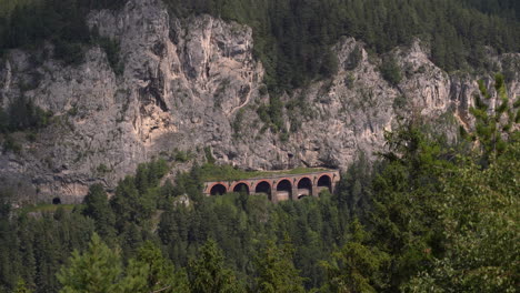Schöner-Eisenbahntunnel-An-Der-Semmeringbahn-In-Felsigen-Klippen-Mit-Vorbeiziehenden-Schatten