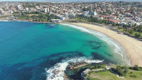 Luftbild-Von-Häusern-Am-Wasser-In-Coogee-Beach,-Sydney,-Australien