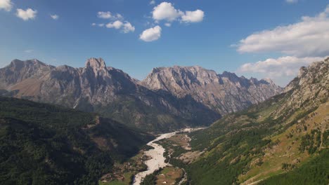 Paradiesische-Alpine-Landschaft-Im-Tal-Von-Valbone,-Hohe-Berge-Und-Grüne-Wälder