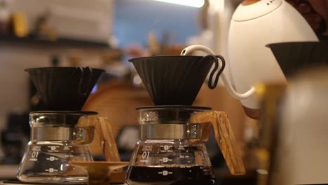 Person,-Die-Filterkaffee-Zubereitet,-Indem-Sie-Heißes-Wasser-Durch-Eine-Schicht-Gemahlenen-Kaffees-Auf-Dem-Filter-Schüttet
