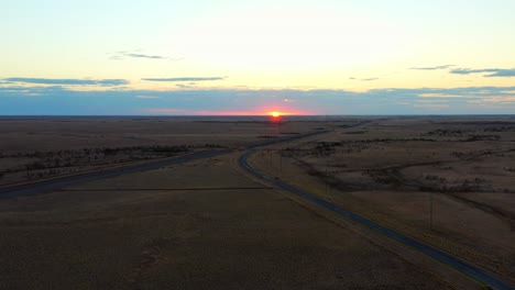Fernsicht-Auf-Den-Goldenen-Sonnenuntergang-In-Der-Ländlichen-Landschaft-In-Queensland,-Australien