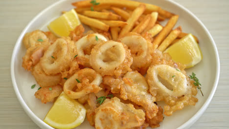 Calamari---Gebratener-Tintenfisch-Oder-Tintenfisch-Mit-Pommes-Frites