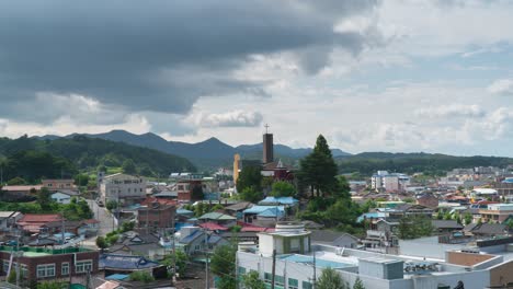 Graue-Wolken-über-Kirche-Und-Wohngebäuden-Im-Landkreis-Geumsan,-Südprovinz-Chungcheong,-Südkorea