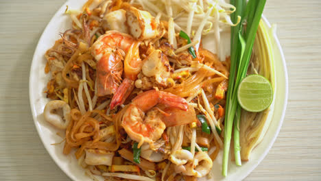 Pad-Thai-Seafood:-Fideos-Salteados-Con-Gambas,-Calamares-O-Pulpo-Y-Tofu-Al-Estilo-Tailandés.