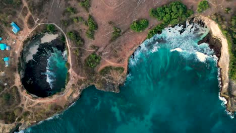 Luftaufnahme-Des-Berühmten-Touristenortes-Des-Kaputten-Strandes-Auf-Der-Insel-Nusa-Penida,-Indonesien