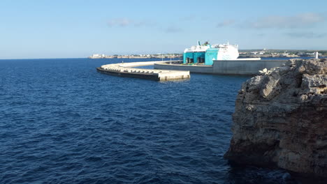 Große-Fähre-Der-Gesellschaft-Balearia-In-Bereitschaft-Im-Hafen-Von-Ciutadella-Auf-Der-Insel-Menorca-In-Spanien