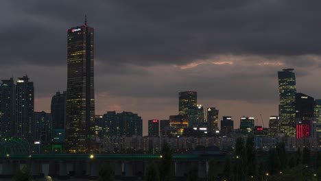 Seúl-En-Luces-Nocturnas---Edificio-De-Rascacielos-De-63-Cuadrados-Con-Puente-Ferroviario-Hangang-En-Primer-Plano-En-Seúl,-Corea-Del-Sur