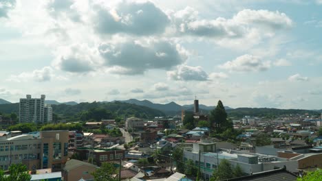 Sonnenlicht-Durch-Weiße-Wolken-über-Der-Stadt-Grafschaft-Geumsan-In-Der-Südlichen-Provinz-Chungcheong,-Südkorea