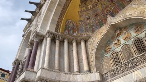 Detalles-De-Cerca-Del-Exterior-De-La-Basílica-De-San-Marcos-De-San-Marcos,-Venecia,-Italia