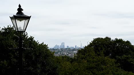 Blick-Vom-Alexandra-Palace-Auf-Wolken,-Die-Sich-über-Die-City-Of-London-In-Großbritannien-Bewegen