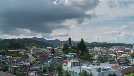 Nubes-Tormentosas-Sobre-El-Paisaje-Urbano-Del-Condado-De-Geumsan-En-La-Provincia-De-Chungcheong-Del-Sur,-Corea-Del-Sur