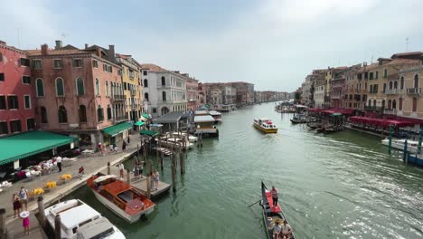 Wide-View-of-Grand-Canal-From-Famous-Rialto-Bridge,-Gondola-Sailing-Venice-Italy