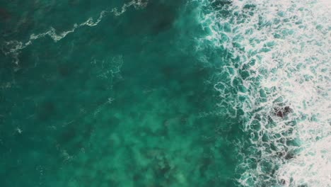 Aerial-shot-of-turquoise-ocean-waves-crashing-coastline-of-Nusa-penida-island,-one-of-the-tourist-attractions-of-Bali-island-Crystal-beach-kelingking-beach-angle-billabong-broken-beach