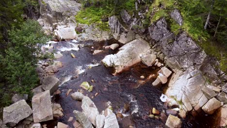 Sommerwasserfall-Flussfelsenansicht-In-Norwegen