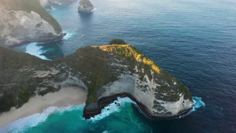 Luftaufnahme-Von-Nusa-Penida-Indonesien---Der-Ikonische-Kelingking-T-Rex-Beach---Beliebtes-Touristenreiseziel-Schöne-Naturlandschaft-In-Der-Nähe-Von-Bali