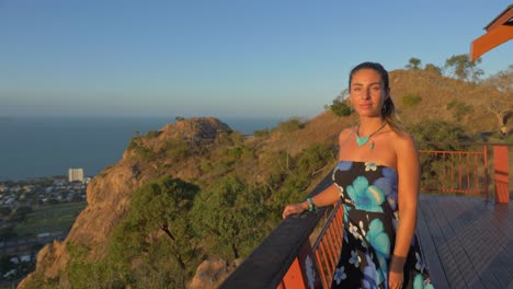 Weiblicher-Tourist-Auf-Aussichtsplattform-Auf-Castle-Hill-Townsville,-Queensland,-Australien