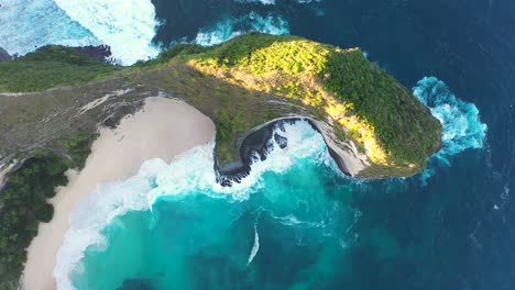 Luftbild-Auf-Kelingking-Beach-Mit-Azurblauer-Lagune-Und-T-rex-Bay-Nusa-Penida---Eine-Der-Beliebtesten-Touristenattraktionen-In-Der-Nähe-Der-Insel-Bali,-Indonesi