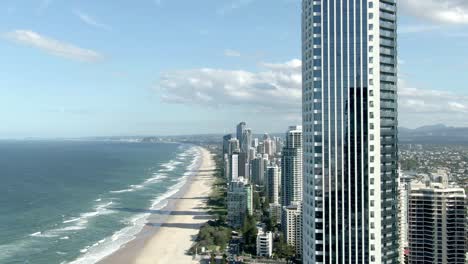 Paraíso-De-Los-Surfistas,-Queensland,-Australia--:-Vista-Aérea-Del-Horizonte-De-La-Costa-Dorada-Que-Muestra-El-Crecimiento-Urbano-En-La-Zona