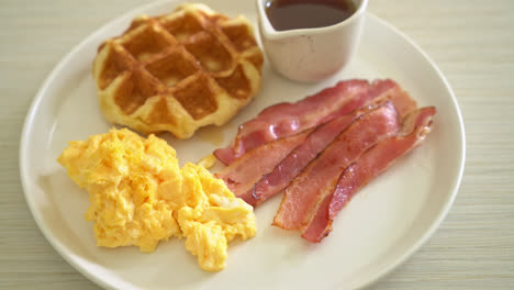 scrambled-egg-with-bacon-and-waffle-for-breakfast