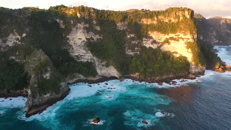 Luftaufnahme-Der-Erstaunlichen-Klippenküste-Der-Insel-Nusa-Penida,-Einer-Der-Touristenattraktionen-Der-Insel-Bali-Kristallstrand-Kelingking-Beach-Angle-Billabong-Gebrochener-Strand
