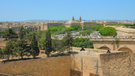 Vista-Panorámica-Desde-Los-Jardines-De-La-Barraca-Superior-Con-La-Torre-De-La-Iglesia-Parroquial-De-San-Publio-En-Valleta,-Malta