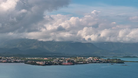 Abstrakte-Formen-Bilden-Eine-Dynamische-Wolkenlandschaft-über-Der-Küste-Neukaledoniens,-Dem-Berg-Koghi-Und-Der-Halbinsel-Ouemo---Dramatischer-Zeitraffer