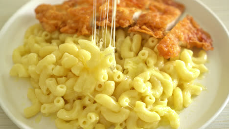 Hausgemachte-Mac-And-Cheese-Mit-Gebratenem-Hähnchen