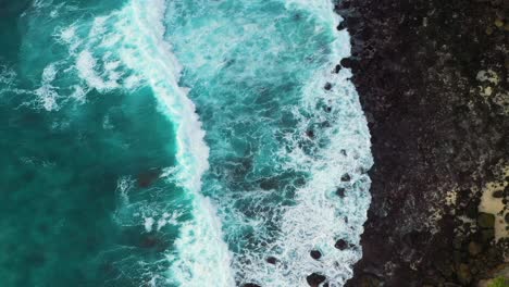 Aerial-view-of-turquoise-ocean-waves-crashing-coastline-of-Nusa-penida-island,-one-of-the-tourist-attractions-of-Bali-island-Crystal-beach-kelingking-beach-angle-billabong-broken-beach