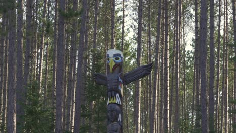 Closeup-Shot-Of-A-Aboriginal-Totem-Pole-In-Algonquin-Provincial-Park,-Canada