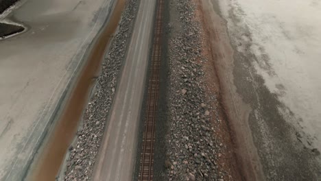Enthüllen-Mit-Neigung-Nach-Oben-Der-Eisenbahn,-Die-Den-Großen-Salzsee-In-Utah-überquert