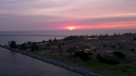 Ein-Sonnenuntergang-über-North-Muskegon-An-Der-Küste-Des-Michigansees