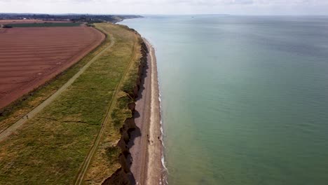 Ein-Abschnitt-Der-Küste-Von-Kent-Zwischen-Reculver-Und-Herne-Bay-Per-Drohne-Zeigt-Küstenerosion