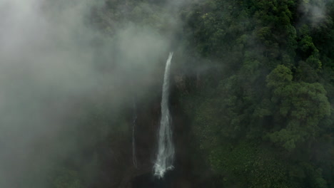 Moody-scene-with-clouds-at-Catarata-del-Toro-waterfall,-jungle-of-Costa-Rica