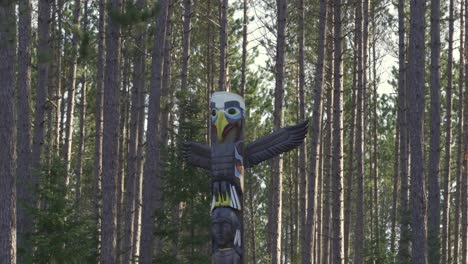 Zoomen-In-Aufnahme-Eines-Einheimischen-Totempfahlschnitzens-Im-Algonquin-Provincial-Park,-Ontario