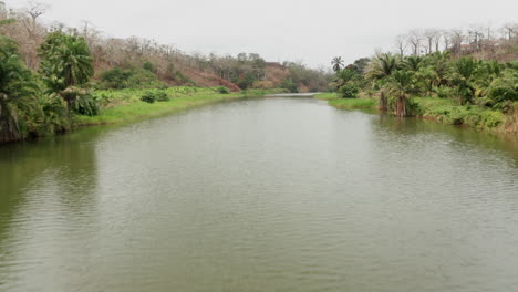 Fahrfront-über-Einen-Fluss,-Damm-An-Einem-Fluss-In-Angola,-Afrika-4