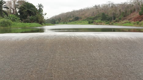 Enthüllung-über-Einem-Fluss,-Damm-An-Einem-Fluss-In-Angola,-Afrika-7