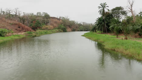 Front-über-Einen-Fluss-Fahren,-Damm-An-Einem-Fluss-In-Angola,-Afrika-5