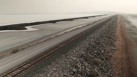 Panorámica-Lateral-Del-Impresionante-Cruce-Ferroviario-Del-Gran-Lago-Salado-En-Utah
