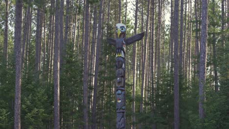 A-Indigenous-Totem-Pole-Stands-Amongst-A-Forest,-Algonquin-Provincial-Park