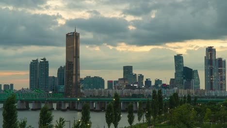 Han-fluss-eisenbahnbrücke-über-Den-Fluss-Han-Mit-Wolkenkratzern-Und-Hochhäusern-Der-Insel-Yeouido-Bei-Sonnenuntergang-In-Seoul,-Südkorea