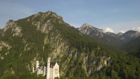Beautiful-Establishing-Shot-of-Fairy-Tale-Castle-in-Bavaria,-Germany