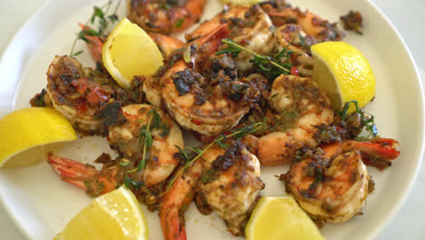 jerk-shrimps-or-grilled-shrimps-in-Jamaica-style-on-plate