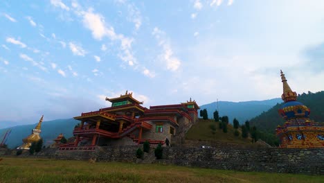 Monasterio-Budista-Con-Un-Cielo-Azul-Brillante-Por-La-Mañana-Desde-Un-ángulo-Bajo-Se-Toma-Un-Video-En-El-Monasterio-Dirang-Arunachal-Pradesh-India