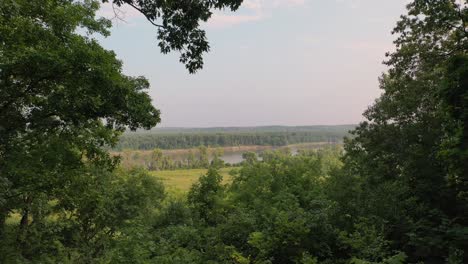 Dröhnen-Durch-Bäume,-Die-Den-Missouri-River-Enthüllen