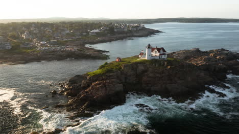Atemberaubende-Luftaufnahmen-Bei-Sonnenuntergang-Vom-Nubble-Lighthouse-In-Cape-Neddick,-Maine