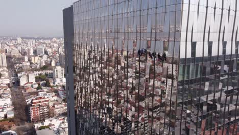 Amazing-unusual-aerial-view-of-window-cleaners-on-Buenos-Aires-skyscraper