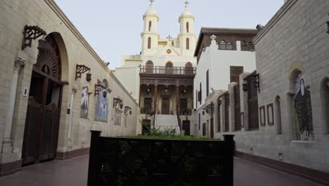 Patio-De-La-Iglesia-Colgante-El-Cairo-Egipto-Con-Arbusto-Verde-En-Primer-Plano