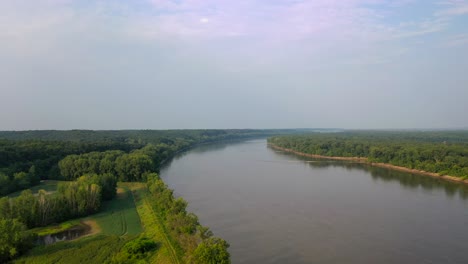 Luftaufnahme-Des-Missouri-River-An-Einem-Dunstigen-Tag