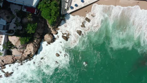 Luftbild-Von-Oben-Nach-Unten-Auf-Die-Drohne-über-Krachenden-Meereswellen-Am-Mexikanischen-Strand