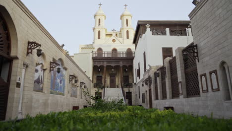 Patio-De-La-Iglesia-Colgante-El-Cairo-Egipto,-La-Iglesia-Cristiana-Más-Antigua-De-Egipto